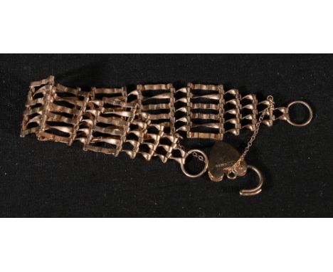 9ct gold gate link bracelet with 9ct gold heart shaped padlock closure, 11.5g