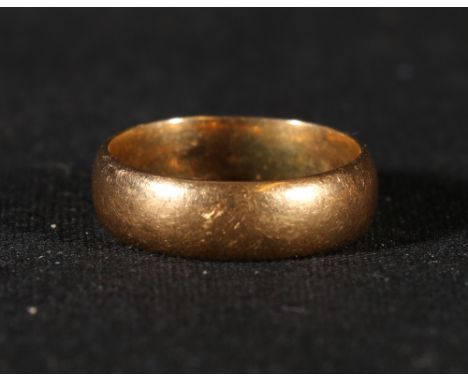 18ct yellow gold wedding band, size K. 4.3g