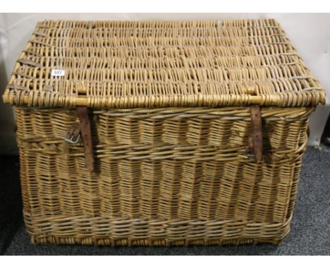 Wicker hamper of large size with rope handles, 80cm wide.