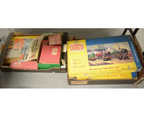 A collection of Hornby Dublo 00 Guage model railway items, including: Hornby Dublo Set 2007 0-6-0 Tank Passenger Train S.R. 2