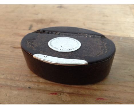 A Georgian snuff box with white metal mounts containing a long white metal chain, gross wt. 31.3g. 