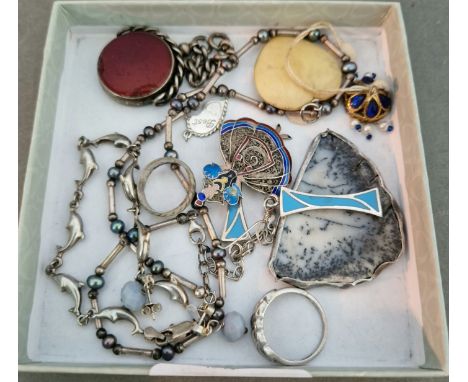 A selection of antique and vintage jewellery, some marked 925, to include an antique silver fob, a silver and enamel brooch, 