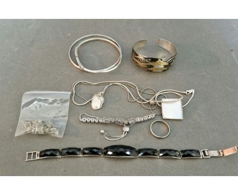 A collection of hallmarked silver jewellery, marked Sterling or 925, to include a Nielo bangle, two modern bangles, earrings,
