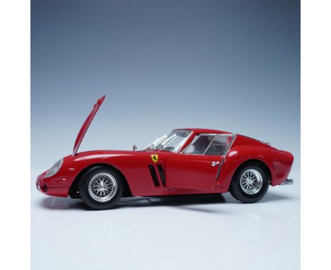 This Guiloy 1:18 scale die-cast model replicates the iconic Ferrari 250 GTO, showcasing intricate details and realistic craft
