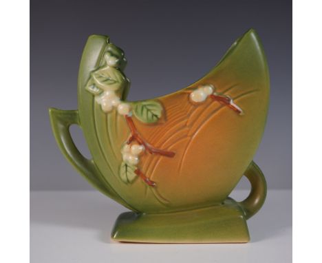 A striking Roseville Pottery fan vase from the Snowberry pattern. This beautifully designed piece features an elegant asymmet