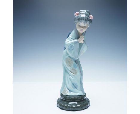 This exquisite Lladro porcelain figurine, titled 'Sayonara' (01004989), was sculpted by renowned artist Salvador Debón. Depic