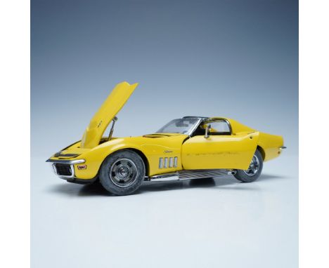 Highly detailed Danbury Mint 1:24 scale diecast model of the 1969 Chevrolet Corvette ZL-1 Coupe in striking Daytona Yellow. T