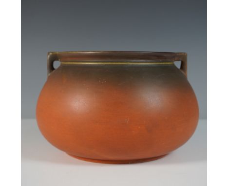 A striking Roseville Pottery Rosecraft period handled bowl, showcasing a rich matte glaze with an ombre effect transitioning 