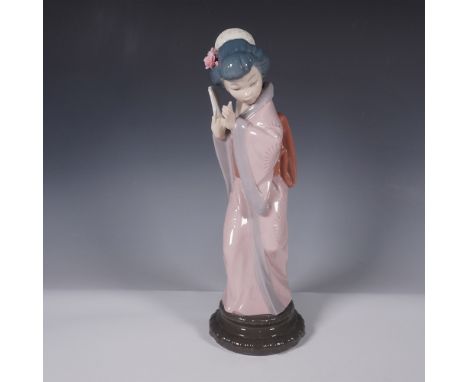 A beautiful Lladro porcelain figurine titled Chrysanthemum (model 01004990), depicting a graceful Japanese woman dressed in a