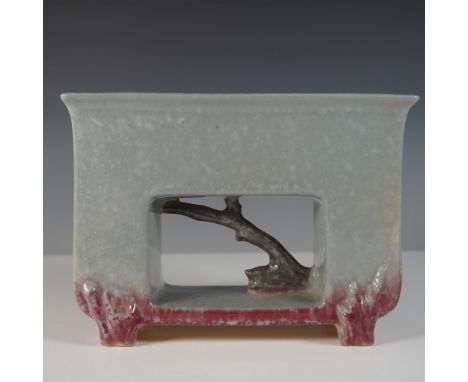 This Roseville Artwood Planter, model 105-8.5", exemplifies the brand’s innovative mid-century design. Featuring a rectangula