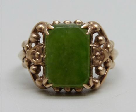 A 9ct gold and nephrite stone ring, 3.9g, O 