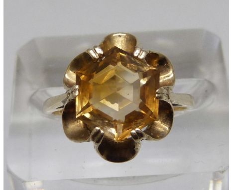 A 9ct gold and citrine solitaire ring, 3.2g, P 