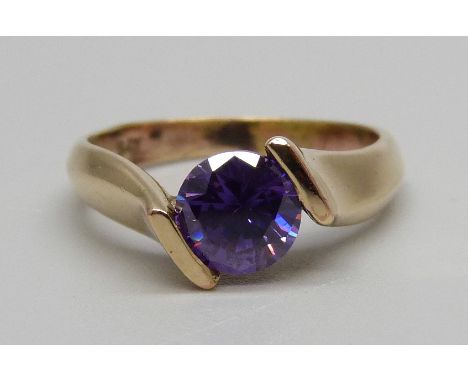A designer style yellow metal, amethyst solitaire ring, stamped 9ct, 3.9g, Q 