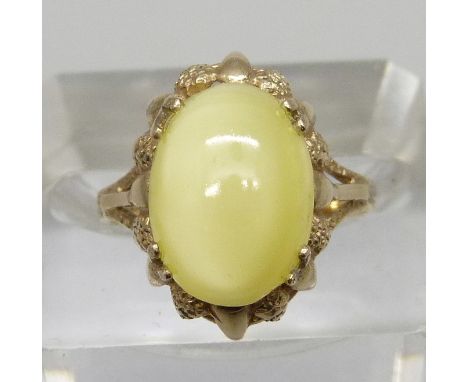 A 9ct gold, yellow moonstone cabochon ring, 3.7g, O 