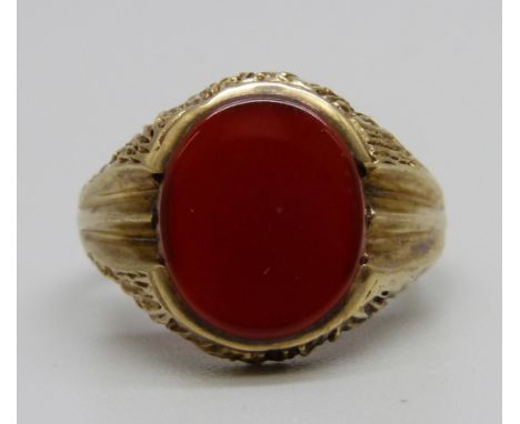 A 9ct gold carnelian set ring, London 1981, 5.6g, W/X 