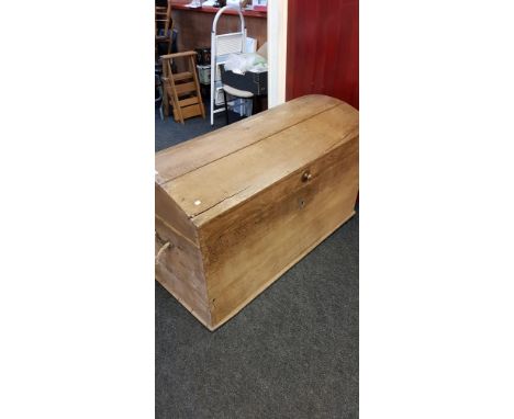 EARLY 19th CENTURY OAK TRUNK