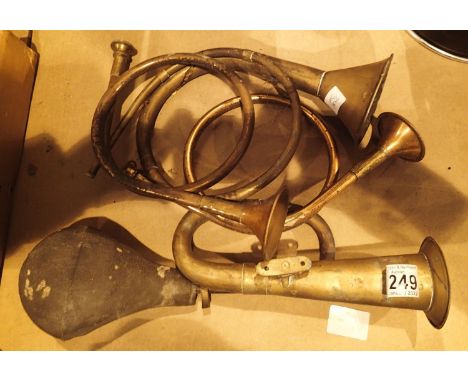Three copper horns and a vintage car horn. Not available for in-house P&amp;P, contact Paul O'Hea at Mailboxes on 01925 65913