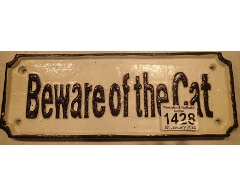 Cast Iron beware of the cat wall sign, L: 25 cm. P&amp;P Group 1 (£14+VAT for the first lot and £1+VAT for subsequent lots) 