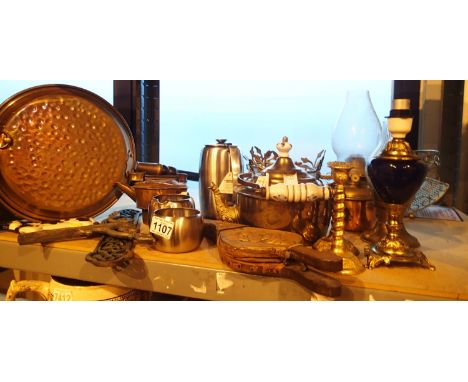 Shelf of mixed metal items to include brass pan and oil lamps. Not available for in-house P&amp;P, contact Paul O'Hea at Mail