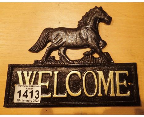 Cast Iron horse gate welcome sign, L: 20 cm. P&amp;P Group 2 (£18+VAT for the first lot and £3+VAT for subsequent lots) 