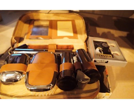 A boxed a leather effect cased gents grooming set. P&amp;P Group 1 (£14+VAT for the first lot and £1+VAT for subsequent lots)
