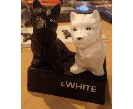 Cast iron Black and White dogs whisky pub ornament, H: 16 cm. P&amp;P Group 1 (£14+VAT for the first lot and £1+VAT for subse