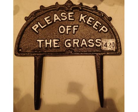 Cast iron please keep off the grass sign, H: 27 cm. P&amp;P Group 2 (£18+VAT for the first lot and £3+VAT for subsequent lots