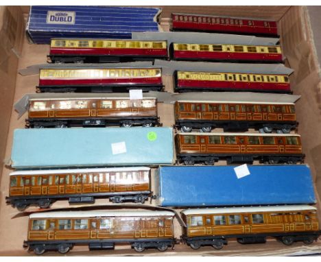 Fourteen Hornby Dublo vintage carriages with painted windows, 3 boxed (boxes a.f.)