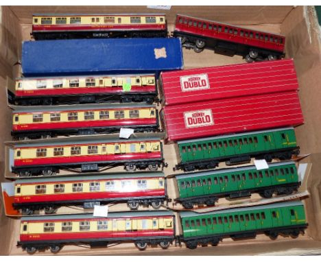 Thirteen Hornby Dublo vintage carriages with painted windows, 3 boxed