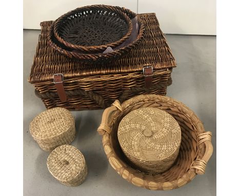 A quantity of vintage basket ware items.  To include a large picnic hamper with rope detail and handle, shallow baskets and l
