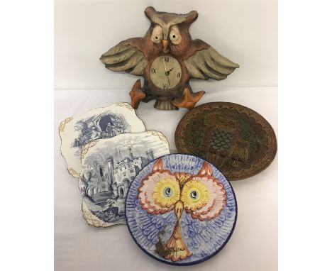 A painted terracotta owl clock together with 4 collectors plates, 2 depicting owls.  