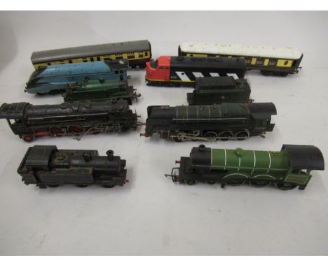 Quantity of various 00 gauge model engines and carriages 