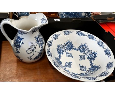 An Edwardian Fenton pottery 'Garland' ewer and basin to/w a graduated set of three Cauldon blue and white meat plates, Royal 