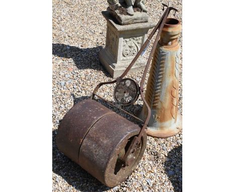 'F. Hunter Basingstoke' cast and wrought iron garden roller, 36 cm wide