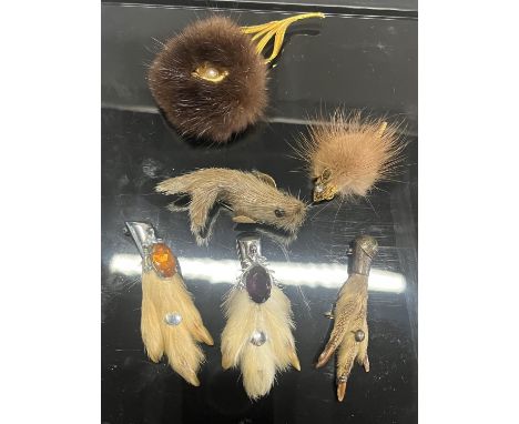 A selection of vintage brooches including Scottish 