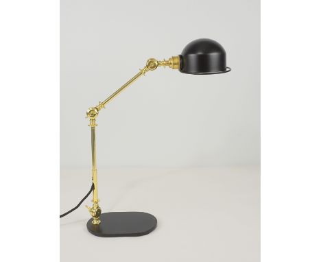Verstellbare Tischlampe "PUHOS" von Mullan Lighting Messing/Stahl, Maße HxBxT 61x15x33cm; Stoffummantelung des Kabels beschäd