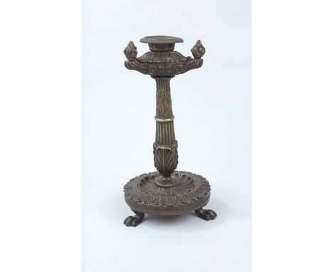 Kerzenleuchter, im Empirestil, 2. Drittel 19.Jh. patinierte Bronze mit Blattreliefdekor, Tatzenstand, unterhalb der Kerzentül