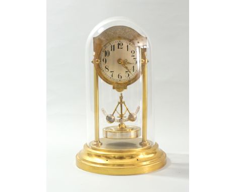 400-Tage-Drehpendeluhr, Gebrüder Junghans AG, Schramberg, 1930er/1940er Jahre Messinggehäuse auf zwei Säulen, Messingbasis, f