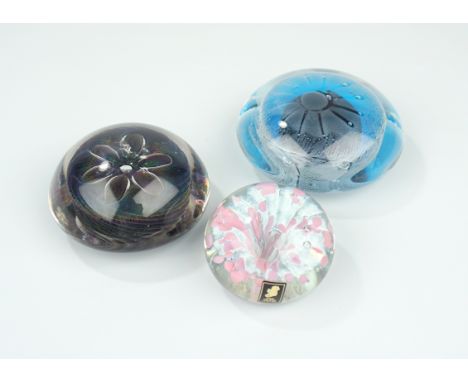 3 Paperweights, 2 davon signiert "FM Konstglas Ronneby Sweden", 2.Hälfte 20.Jh. signierte Paperweights: 1x mit azurblauem Unt