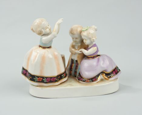 "Kinder-Hochzeit" mit Blumenhalterung, Wilhelm Goebel in Oeslau / Wilhelmsfeld, 1910/1920er Jahre Deposé, Form-Nr.129 37, han