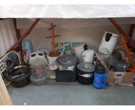 A mixed lot of kitchenalia including meat grinder, slow cooker &amp; radio etc