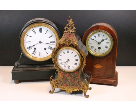 19th Century French boule work mantle clock have a round dial with white enamelled face and roman numerals to the chapter rin
