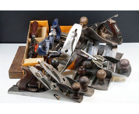 Selection of wood working planes to include Stanley No.6, 10, 5, 5.5, 4.5 models, a Stanley hand drill and Record No.778 rabb