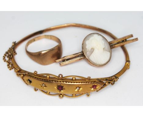 A mixed lot of 9ct gold comprising a Victorian bangle, a signet ring and a cameo brooch, gross wt. 14.9g.  