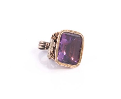 A Georgian grapevine and amethyst fob seal, set in yellow metal, the body mounted with vines and grapes, the amethyst uncarve