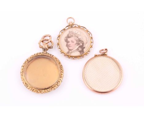 An Edwardian 9ct yellow gold fob locket with glass front and flowerhead and leaf border, the engine turned back with heart sh