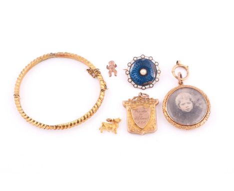 A small collection of late Victorian and early 20th century jewellery, comprising; a floral chased gold round ‘spectacle’ loc