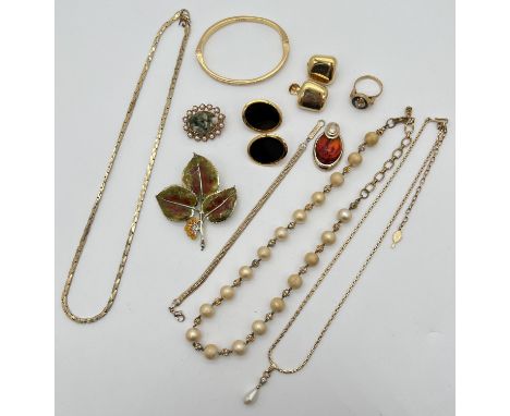 A collection of assorted vintage gold tone jewellery items, to include Sarah Coventry necklace, ring &amp; pendant. Lot also 