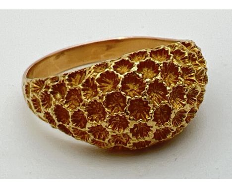 A vintage 18K gold dome style ring with honeycomb design to top. Gold mark to inside of band. Size S, total weight approx. 4.