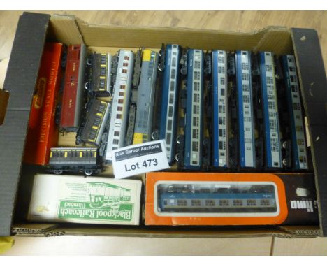 Die-cast : 1 large box of '00' gauge Hornby railway - 14 coaches and 1 engine.